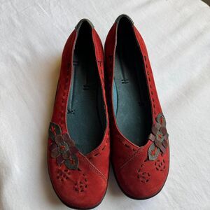 Y2K Rare Red Leather Suede Hush Puppies flats with a flower detail. Size 8.5